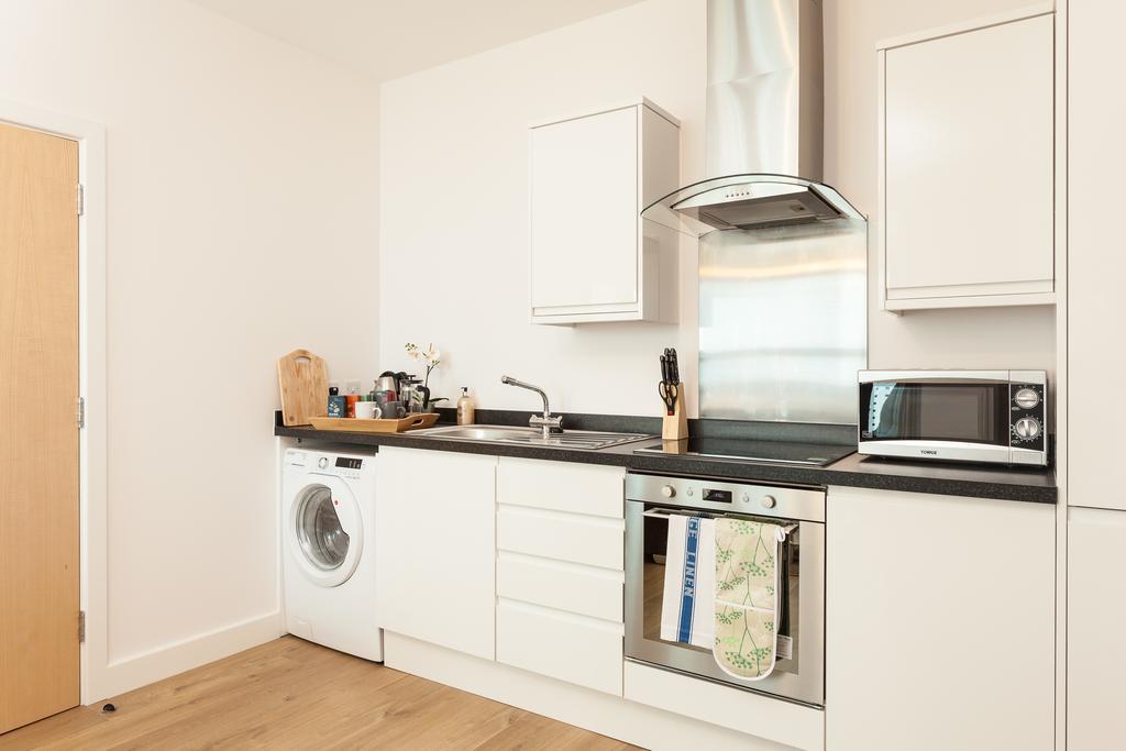 Self-Contained Town Centre One Bedroom Apartments By Helmswood Serviced Apartments Редхилл Экстерьер фото