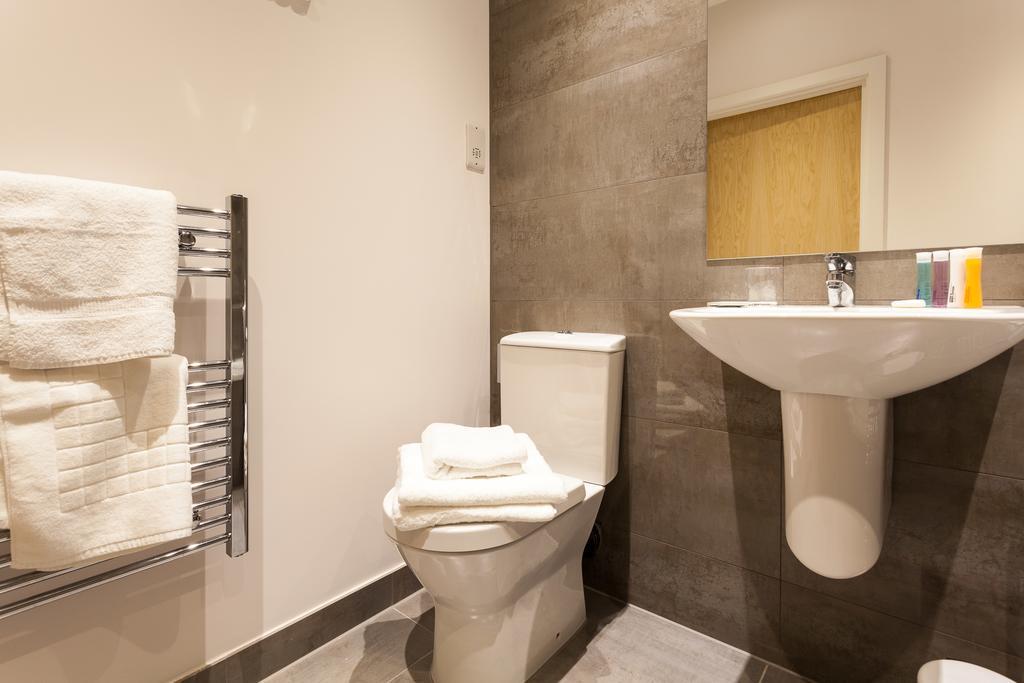Self-Contained Town Centre One Bedroom Apartments By Helmswood Serviced Apartments Редхилл Экстерьер фото