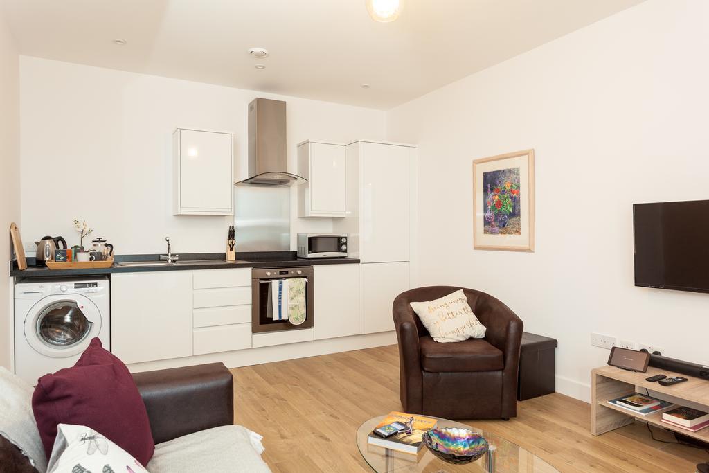 Self-Contained Town Centre One Bedroom Apartments By Helmswood Serviced Apartments Редхилл Экстерьер фото