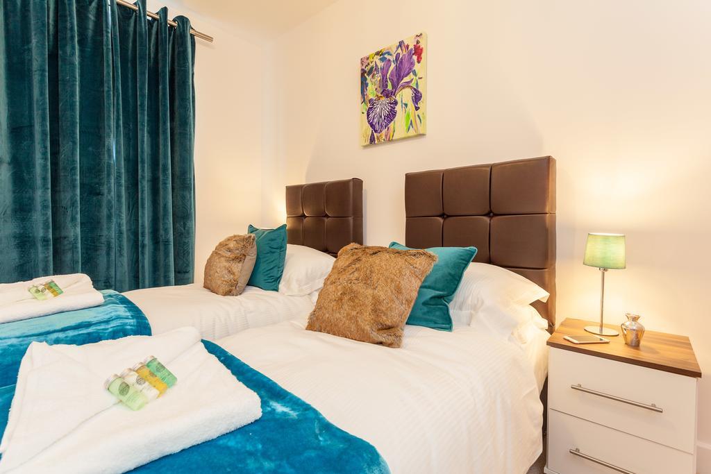Self-Contained Town Centre One Bedroom Apartments By Helmswood Serviced Apartments Редхилл Экстерьер фото
