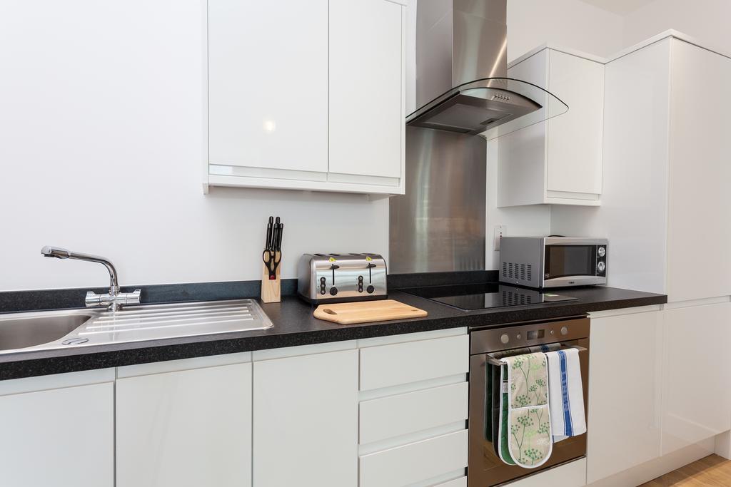 Self-Contained Town Centre One Bedroom Apartments By Helmswood Serviced Apartments Редхилл Экстерьер фото