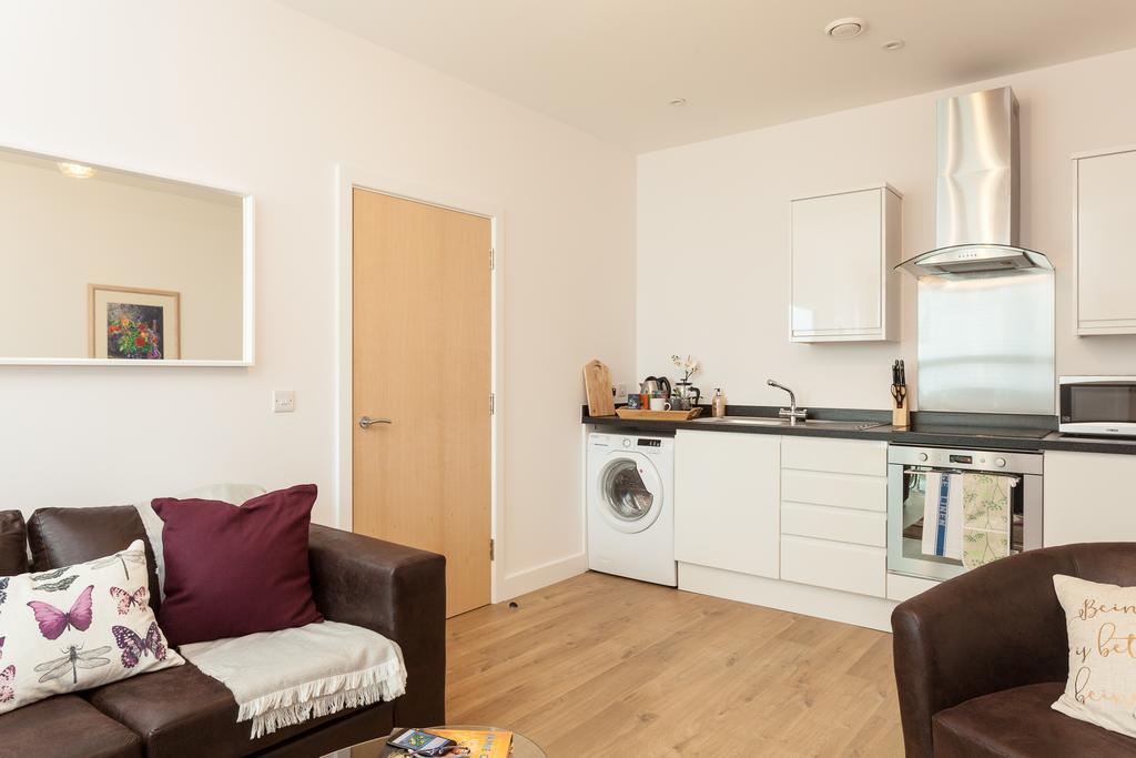 Self-Contained Town Centre One Bedroom Apartments By Helmswood Serviced Apartments Редхилл Экстерьер фото