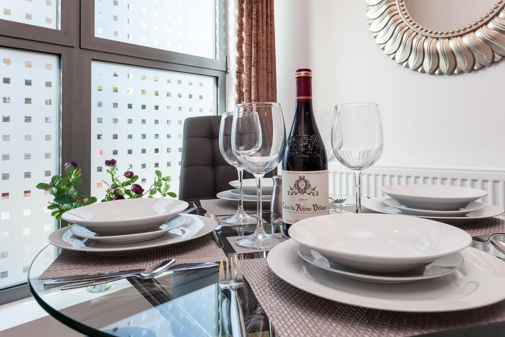 Self-Contained Town Centre One Bedroom Apartments By Helmswood Serviced Apartments Редхилл Экстерьер фото
