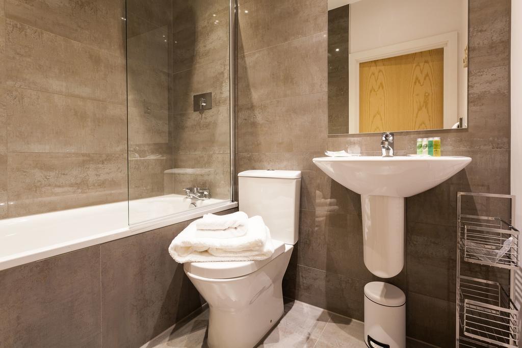 Self-Contained Town Centre One Bedroom Apartments By Helmswood Serviced Apartments Редхилл Экстерьер фото