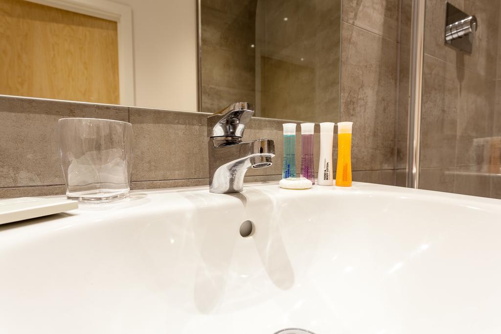 Self-Contained Town Centre One Bedroom Apartments By Helmswood Serviced Apartments Редхилл Экстерьер фото